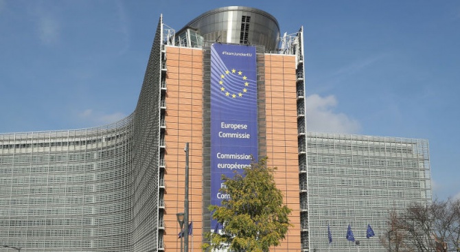 Европейската комисия следи отблизо и търпеливо събитията в Лондон, но