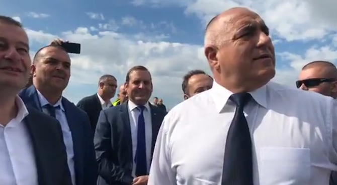 Премиерът Бойко Борисов инспектира лично строителството на автомагистрала „Европа“. В