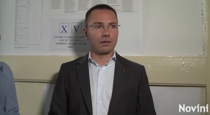 Кандидатът за евродепутат на ВМРО Ангел Джамбазки избра да гласува