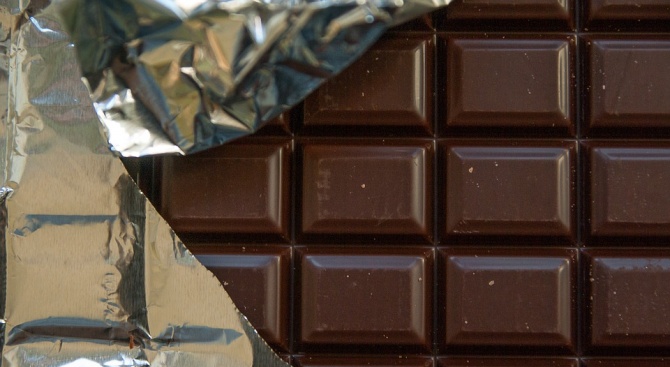 Сигнал за раздаване на шоколадови изделия с логото на политическа