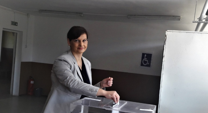 Председателят на ПГ на ГЕРБ д-р Даниела Дариткова гласува на