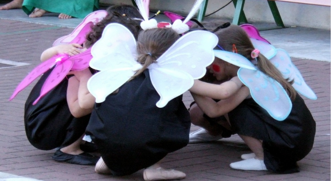 Детският фестивал на изкуствата "Лачени обувки" бе открит днес в