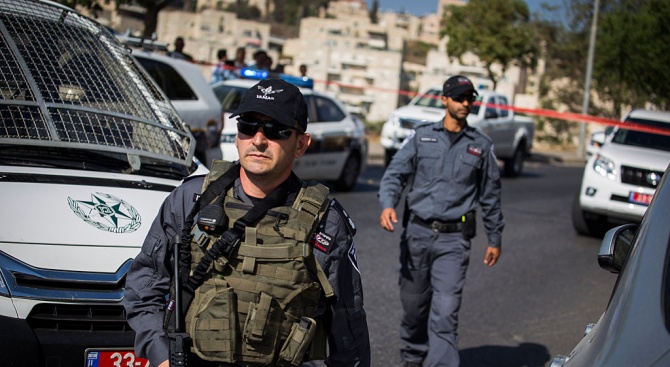 Палестинец бе застрелян, след като рани с нож двама израелци