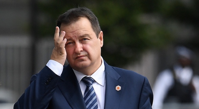 Сръбският външен министър Ивица Дачич пя и счупи чиния в
