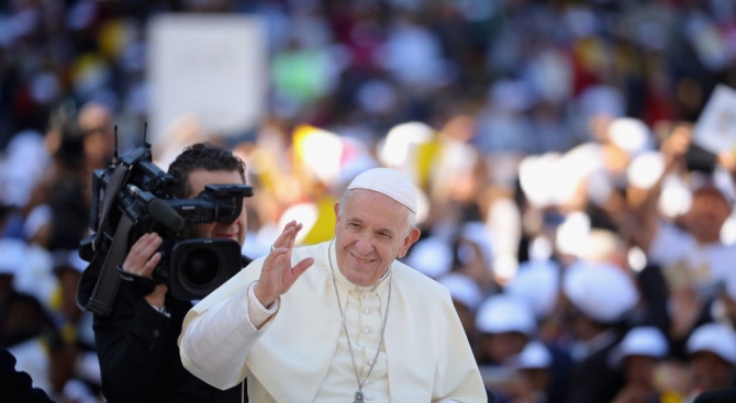 Папа Франциск, който пристигна днес на тридневно посещение в Румъния,
