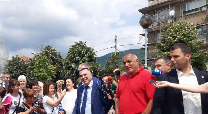 Премиерът Борисов посети новото кръговото кръстовище на ул. „Розова долина“