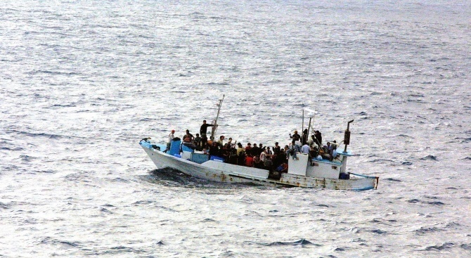 Плавателен съд с десетки мигранти, пътуващи към Европа, се преобърна