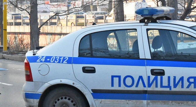 Малолетен шофьор е блъснал две момичета в село Стефан Караджа.