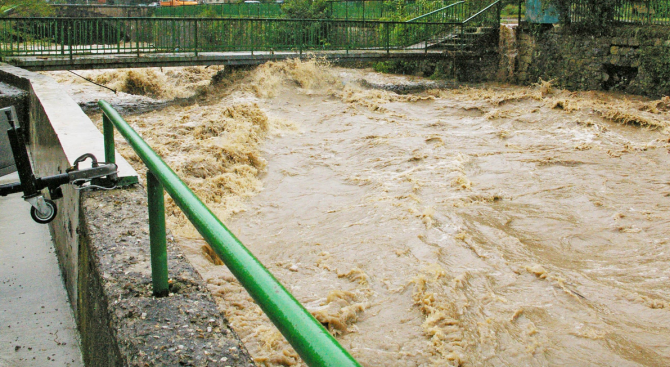 Поради обилните валежи към 19.00 ч. река Моравишка между Мездра