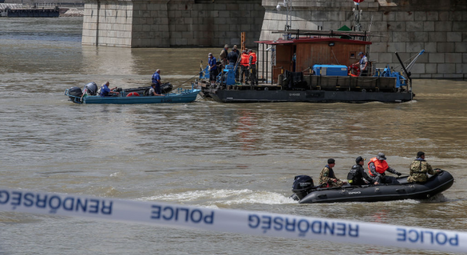 Унгарските власти съобщиха, че водолази са намерили тяло близо до