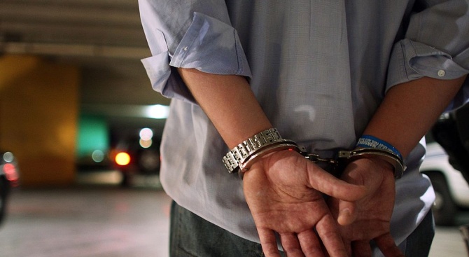 Двама български граждани, обвинени за серия кражби, са били арестувани