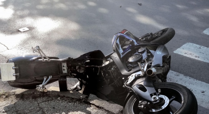 Моторист е катастрофирал на разклона за разложкото село Баня. Това