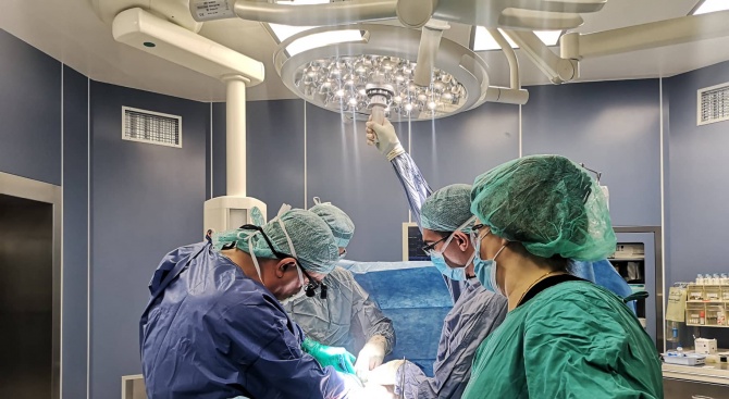 В операционни зали от световна класа оперират от днес трансплантолозите