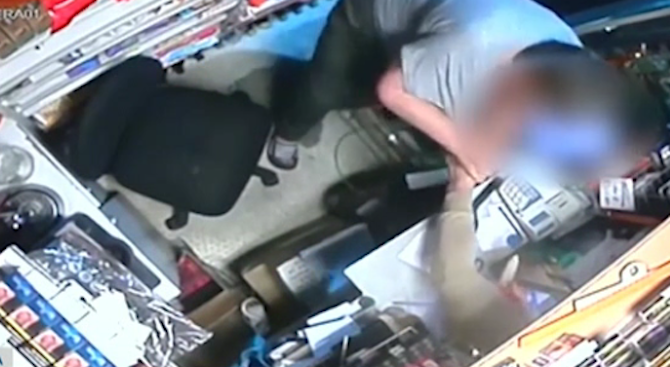 Въоръжен мъж заплаши с нож продавачка в павилион за цигари