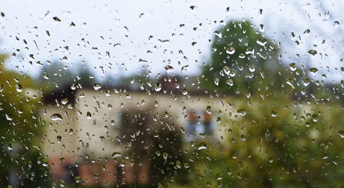 Пороен дъжд наводни болницата в Девин, съобщава БНР. Мазетата в