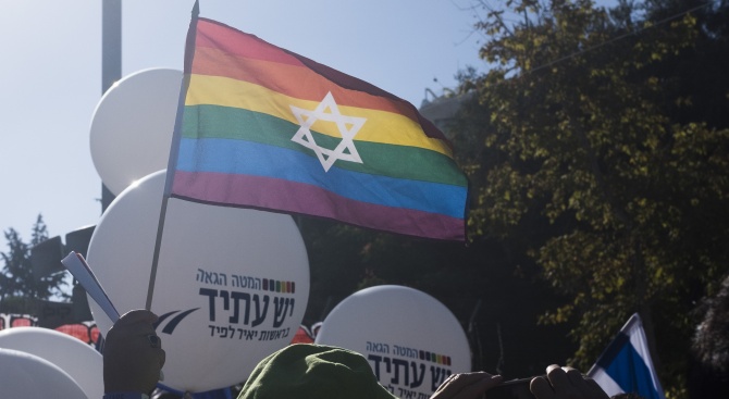 Скандал със знамена на гейобщонстта е избухнал в Тел Авив.