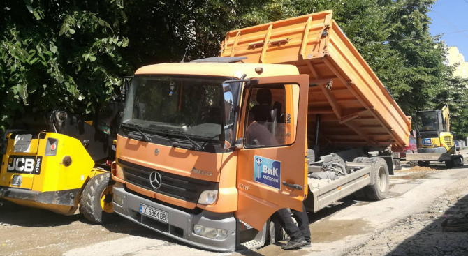 Камион на работната група от ВиК-Хасково пропадна в собствената си