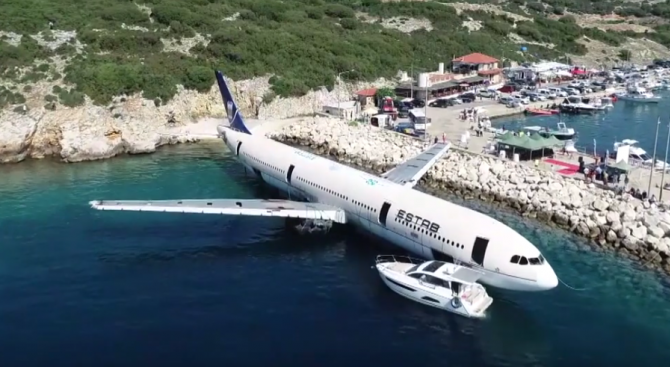 Пътнически самолет беше потопен в морето в Североизточна Турция, за