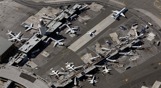 Инцидент с пътнически самолет затвори международното летище в американския град