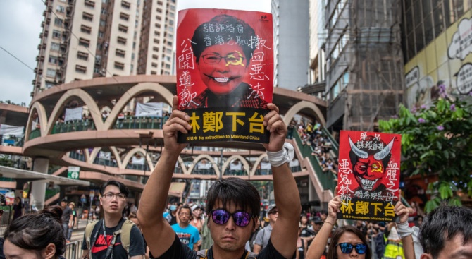 Лидерката на Хонконг Кари Лам се извини днес за действията