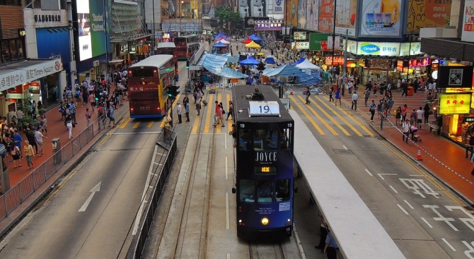 Хонконгската полиция започна да разчиства улиците от протестиращи, след като
