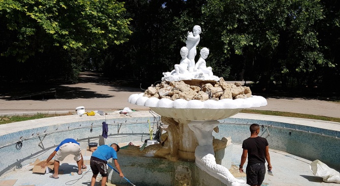 Култовият фонтан с русалките в Морската градина на Варна ще