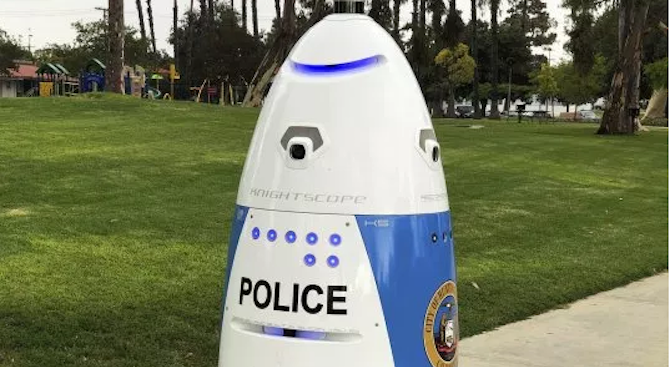 Патрулиращите униформени полицаи скоро ще бъдат заменени от роботи, съобщиха