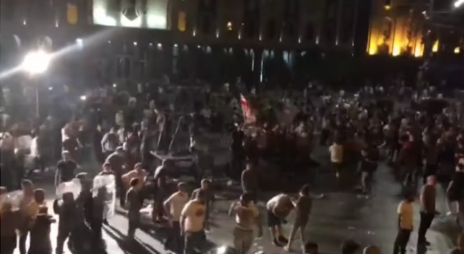 Демонстранти опитаха да нахлуят в парламента в грузинската столица Тбилиси