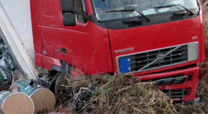 Катастрофирал румънски товарен автомобил временно затвори Прохода на Републиката, съобщиха