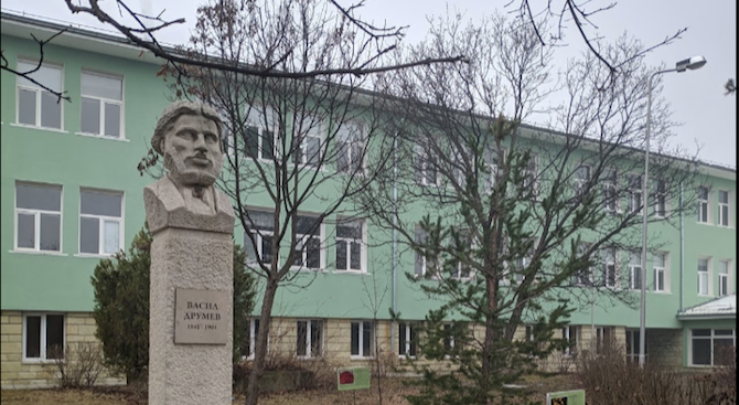 Бивши възпитаници на Природоматематическата гимназия "Васил Друмев" във Велико Търново