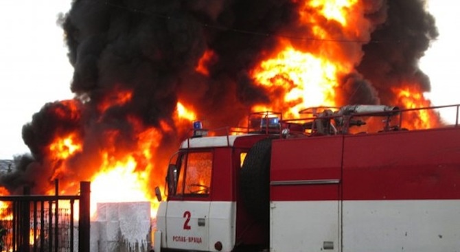 Камион и лек автомобил изгоряха на пътя Бургас – Созопол