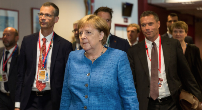 Германската канцлерка Ангела Меркел, партийни лидери, профсъюзни водачи и представители