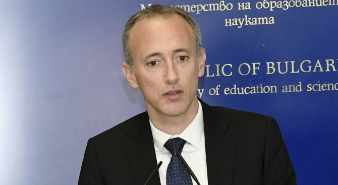 Министърът на образованието и науката Красимир Вълчев ще разговаря с