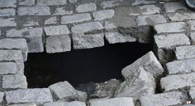 Голяма дупка зейна в паветата на булевард "Христо Смирненски" в