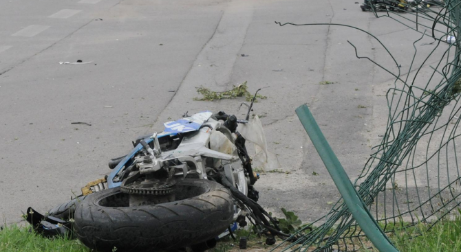 53-годишен мотоциклетист е с опасност за живота след катастрофа с
