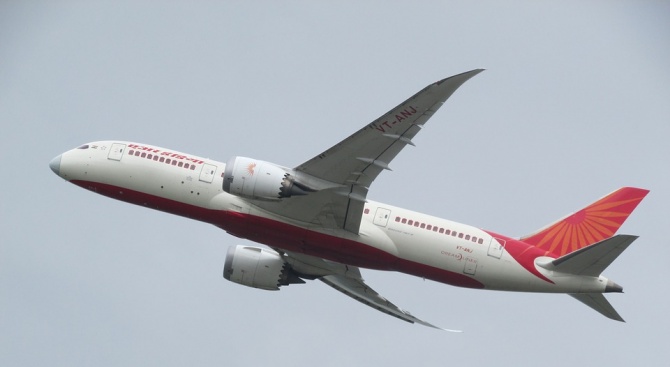 Пътнически самолет на "Еър Индия", летящ от Мумбай за Ню