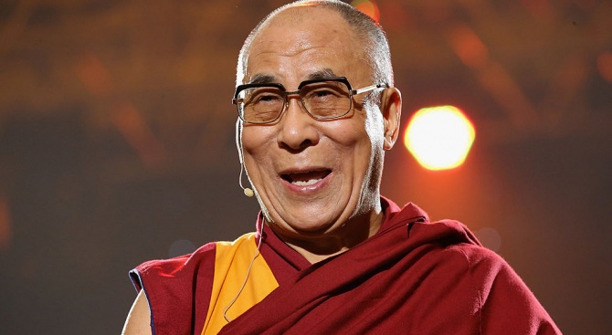 Духовният водач на тибетските будисти Далай Лама предизвика остра полемика