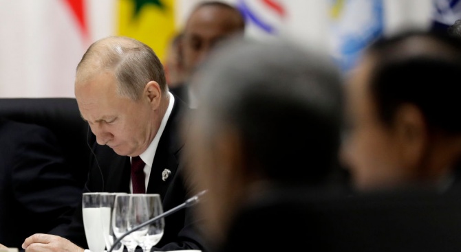 Руският президент Владимир Путин си донесе собствена чаша на вечерята
