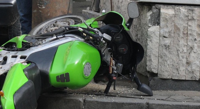 Катастрофа с моторист е задръстила пътя Пловдив към Граф Игнатиево,