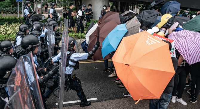 Полицията в Хонконг си върна контрола върху сградата на хонконгския