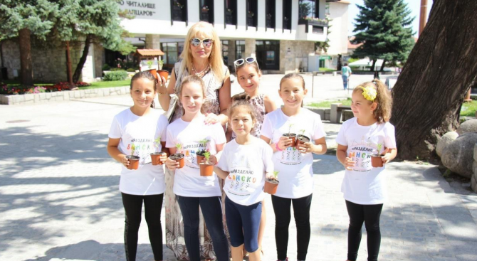Петстотин цветя от рода Тагетес раздаде община Банско за Международния