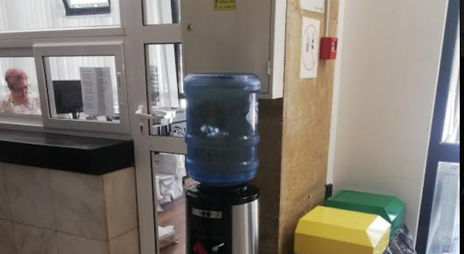Диспенсър с минерална вода е поставен на партера на Община
