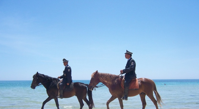 Две двойки конни полицаи от Софийската областна полиция обикалят от