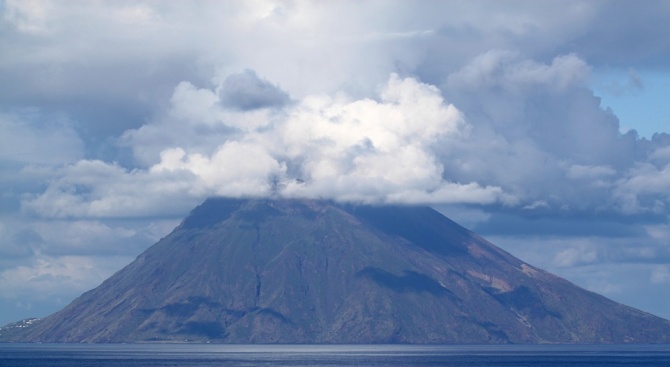 Вулкан изригна на италианския остров Стромболи, предаде ДПА, като се