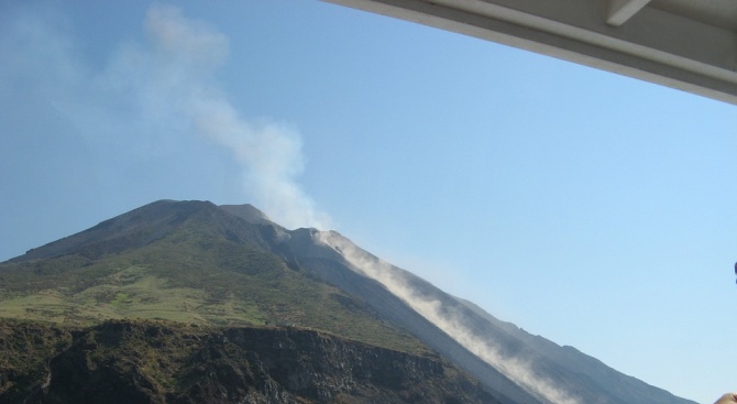 Вулканът на италианския остров Стромболи, който изригна този следобед и