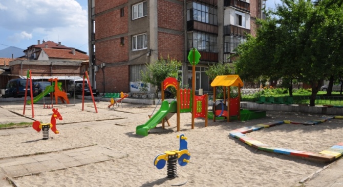 Приключи ремонтът на две детски площадки с амортизирани съоръжения в