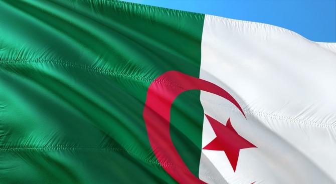 Десетки хиляди алжирци излязоха на протест в алжирската столица въпреки
