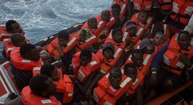 Корабът "Алекс", използван от италианската хуманитарна организация "Медитеранеа", акостира безпрепятствено
