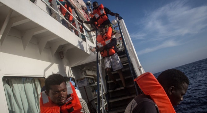 65-та мигранти, спасени от кораба "Алан Курди" на германската хуманитарна