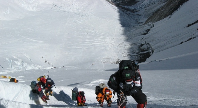 Възстановени кадри от Хималаите показват последните часове на осемте алпинисти,